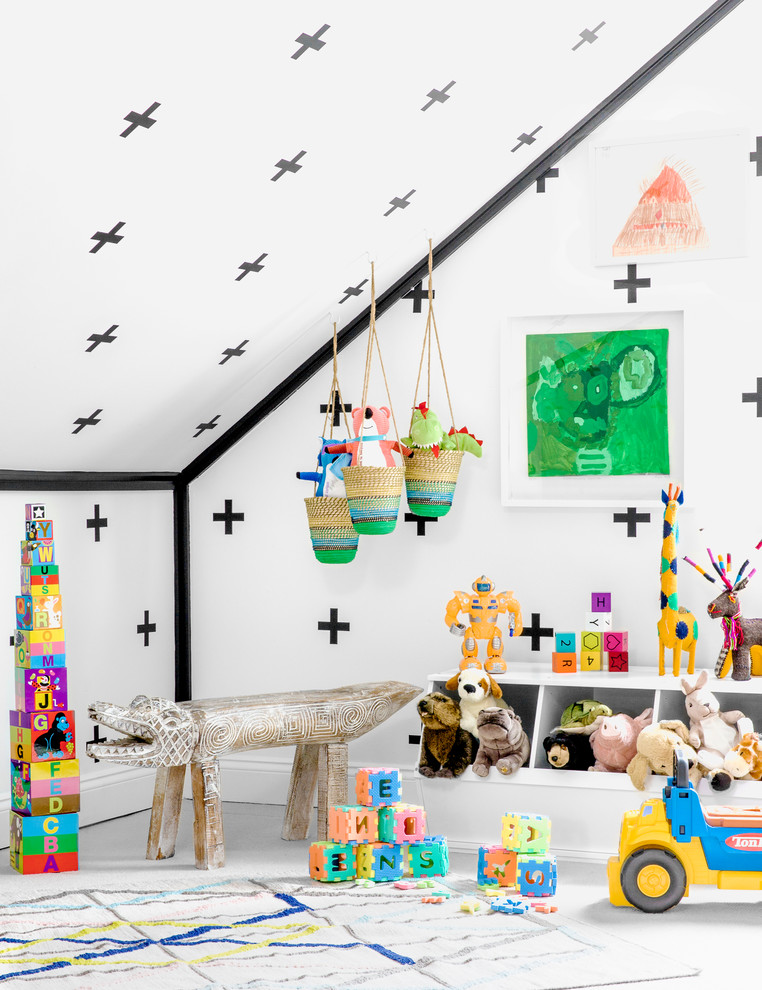 На фото: нейтральная детская с игровой в современном стиле с белыми стенами и ковровым покрытием для ребенка от 1 до 3 лет с