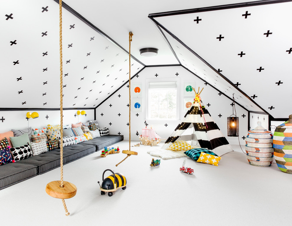 Bild på ett stort funkis könsneutralt barnrum kombinerat med lekrum och för 4-10-åringar, med vita väggar, heltäckningsmatta och vitt golv