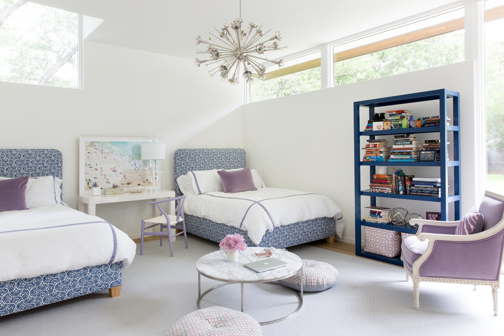 60 tals inredning av ett barnrum kombinerat med sovrum, med vita väggar, mellanmörkt trägolv och brunt golv