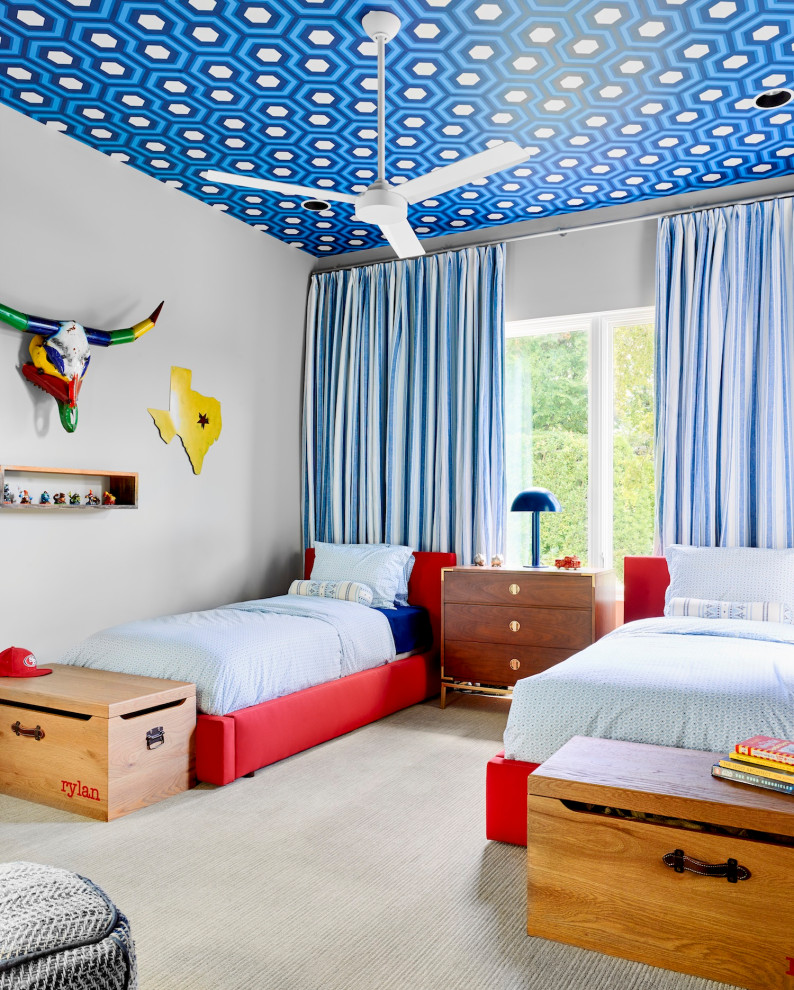 Aménagement d'une grande chambre d'enfant contemporaine avec un mur blanc, moquette et un sol blanc.