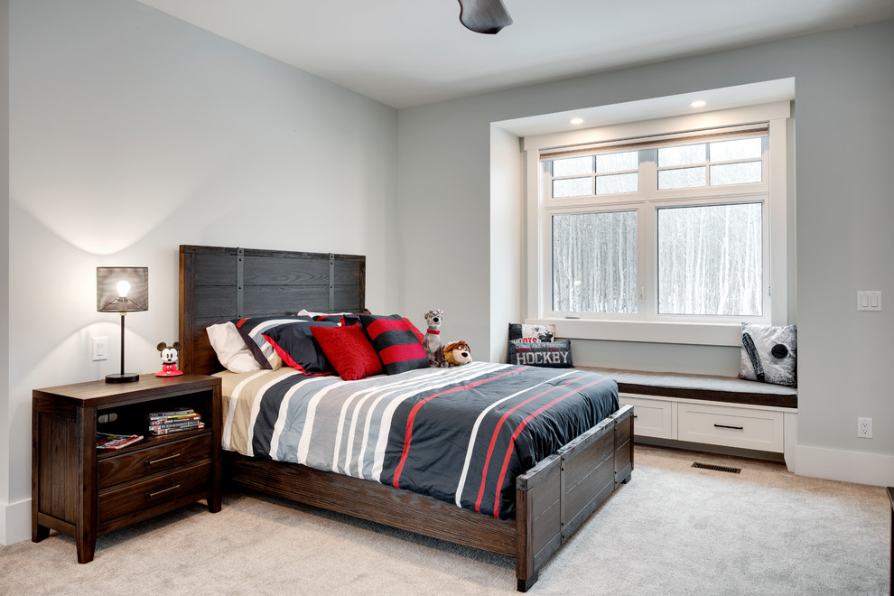 Exempel på ett stort klassiskt pojkrum kombinerat med sovrum och för 4-10-åringar, med grå väggar, heltäckningsmatta och grått golv