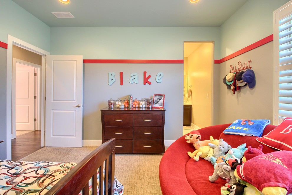 Cette image montre une chambre d'enfant de 1 à 3 ans traditionnelle de taille moyenne avec un mur gris, moquette et un sol beige.