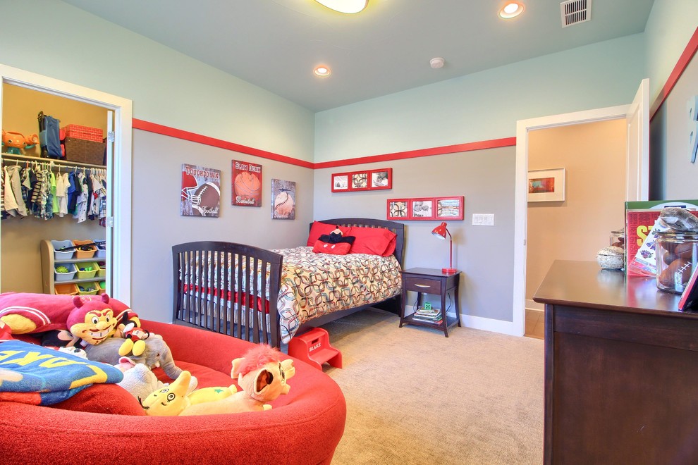 На фото: нейтральная детская среднего размера в стиле неоклассика (современная классика) с серыми стенами, ковровым покрытием, бежевым полом и спальным местом для ребенка от 1 до 3 лет с