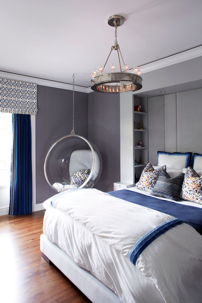 Idee per una cameretta da letto classica con pareti grigie e pavimento in legno massello medio