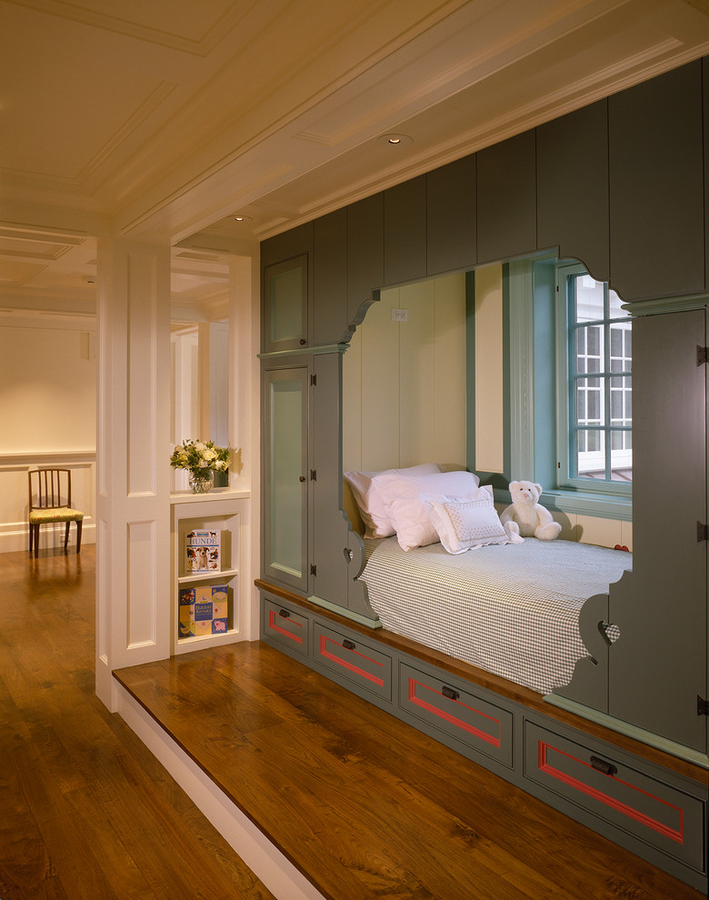 Inspiration för ett vintage könsneutralt småbarnsrum kombinerat med sovrum, med mellanmörkt trägolv och flerfärgade väggar