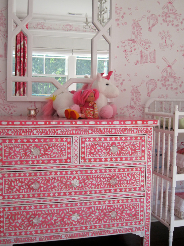 Ispirazione per una cameretta per bambini da 1 a 3 anni classica di medie dimensioni con pareti rosa, parquet scuro e pavimento marrone