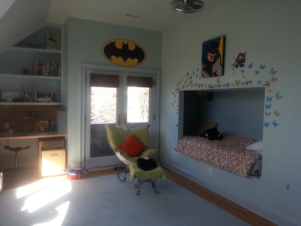 Idéer för ett mellanstort klassiskt pojkrum kombinerat med sovrum och för 4-10-åringar, med blå väggar och ljust trägolv