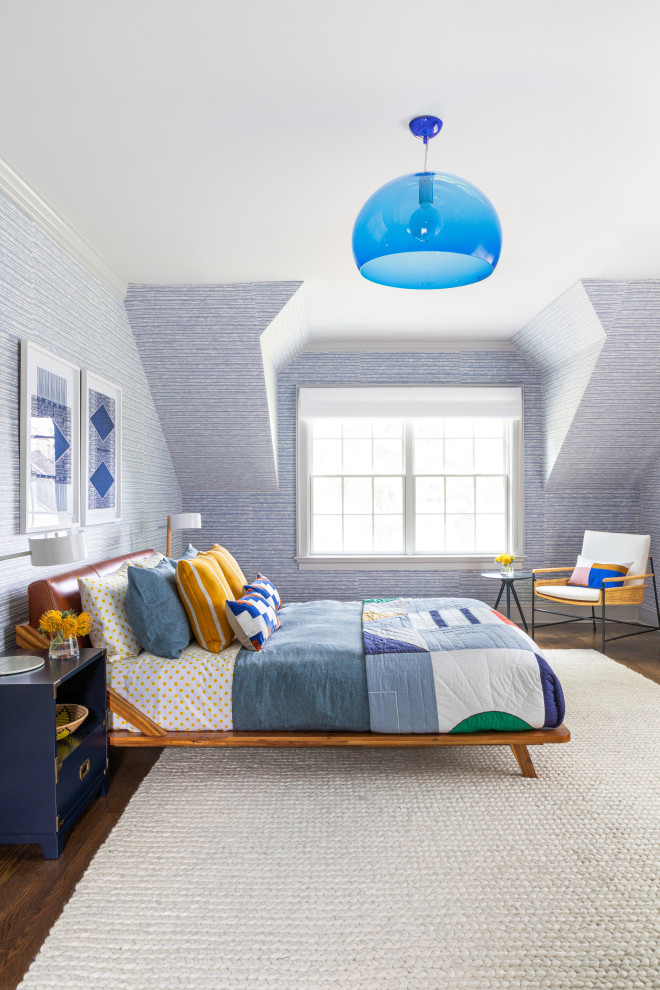 Großes Klassisches Jungszimmer mit Schlafplatz, blauer Wandfarbe, dunklem Holzboden und braunem Boden in New York