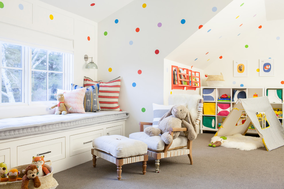 Idee per un'ampia cameretta per bambini da 4 a 10 anni tradizionale con pareti multicolore e moquette