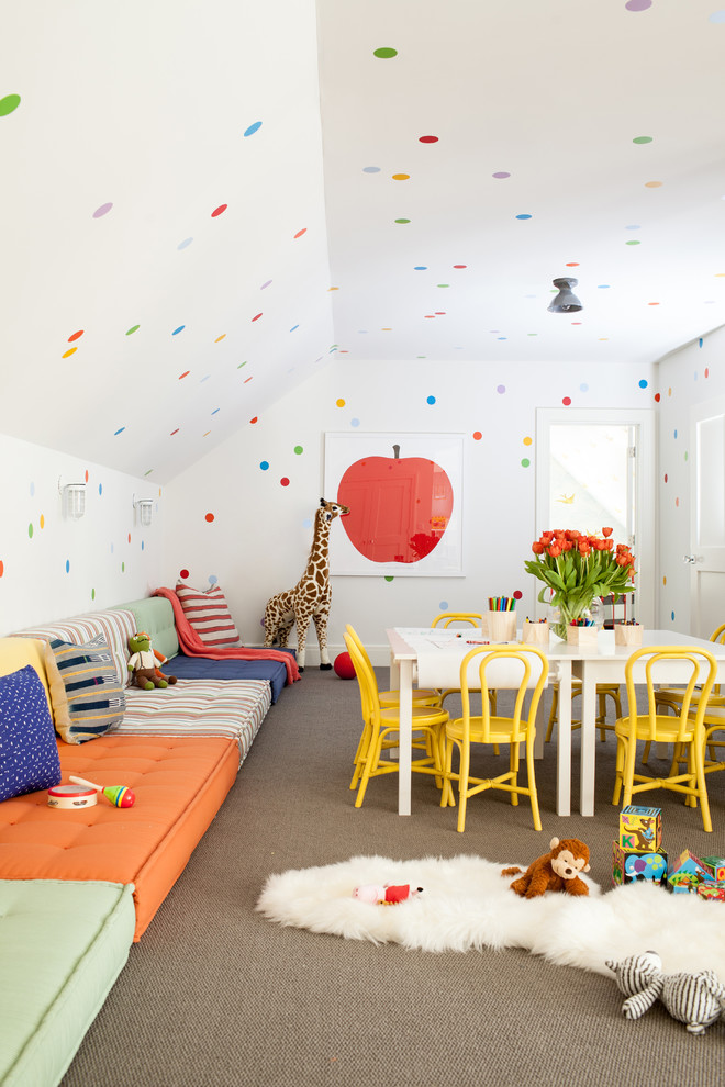 Klassisk inredning av ett mycket stort könsneutralt barnrum kombinerat med lekrum och för 4-10-åringar, med flerfärgade väggar, heltäckningsmatta och grått golv