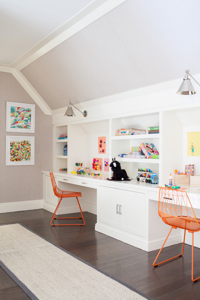 Ejemplo de habitación infantil unisex de 4 a 10 años clásica renovada extra grande con escritorio, suelo de madera oscura y paredes grises