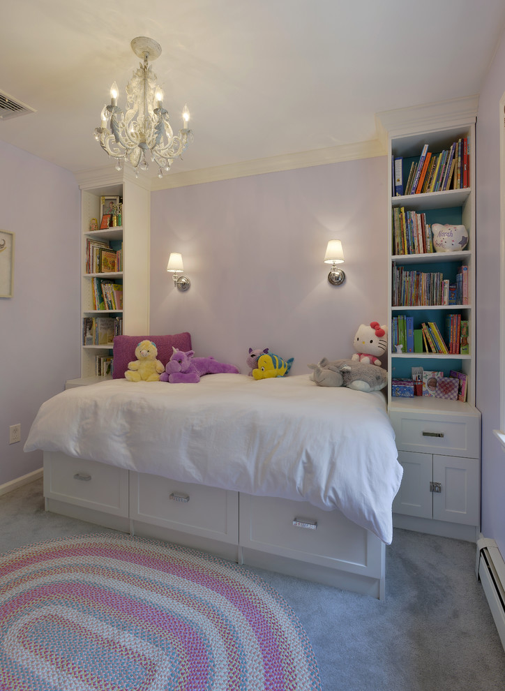 На фото: маленькая детская в классическом стиле с спальным местом, фиолетовыми стенами, ковровым покрытием и серым полом для на участке и в саду, ребенка от 4 до 10 лет, девочки с