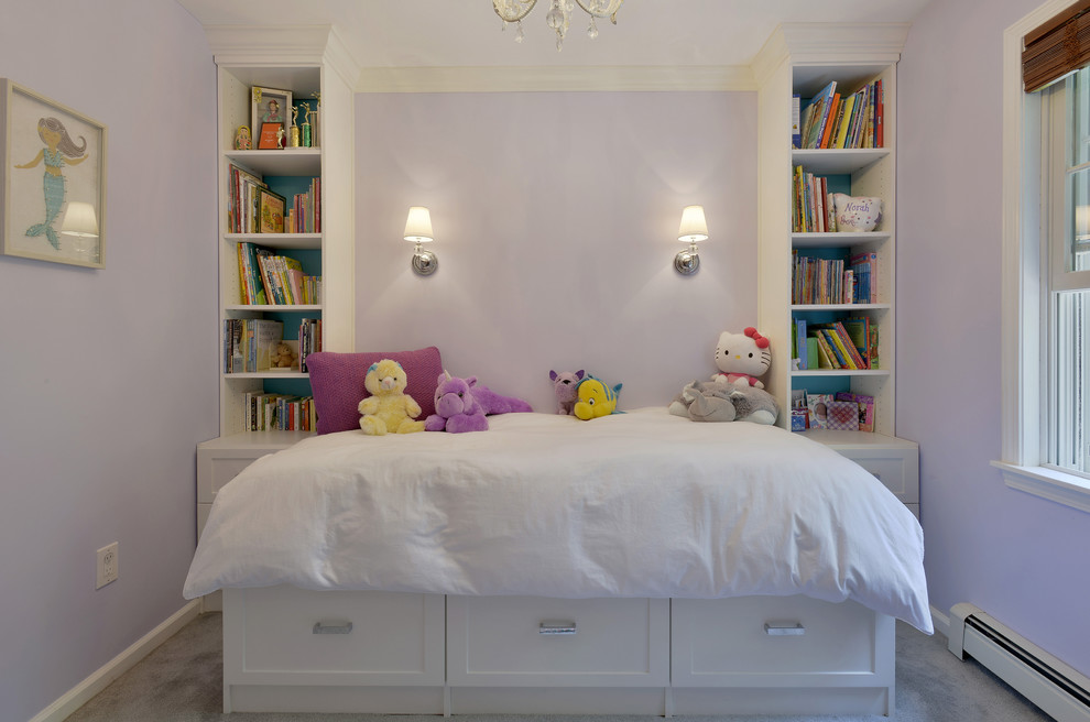 Cette image montre une petite chambre d'enfant de 4 à 10 ans traditionnelle avec un mur violet, moquette et un sol gris.