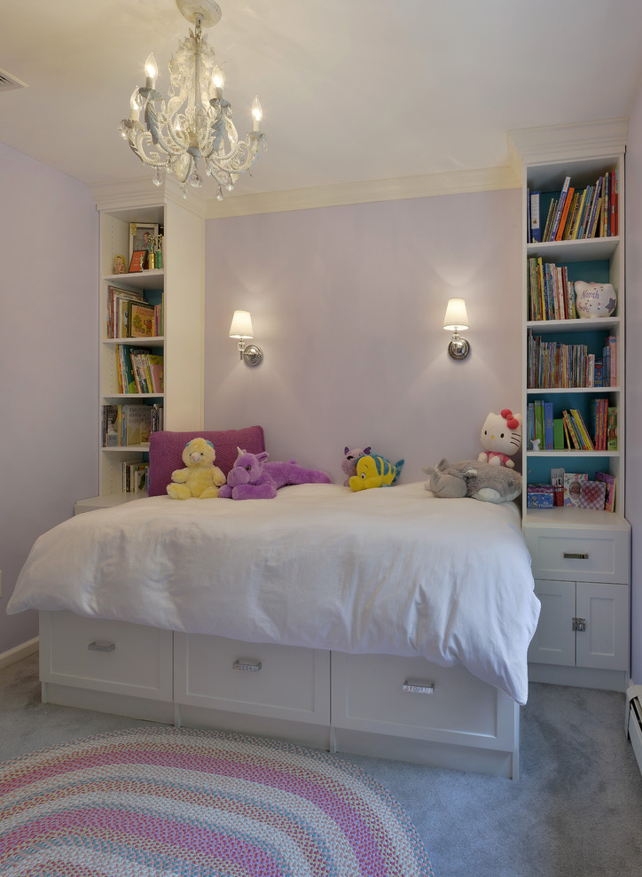 Bild på ett litet vintage flickrum kombinerat med sovrum och för 4-10-åringar, med lila väggar, heltäckningsmatta och grått golv