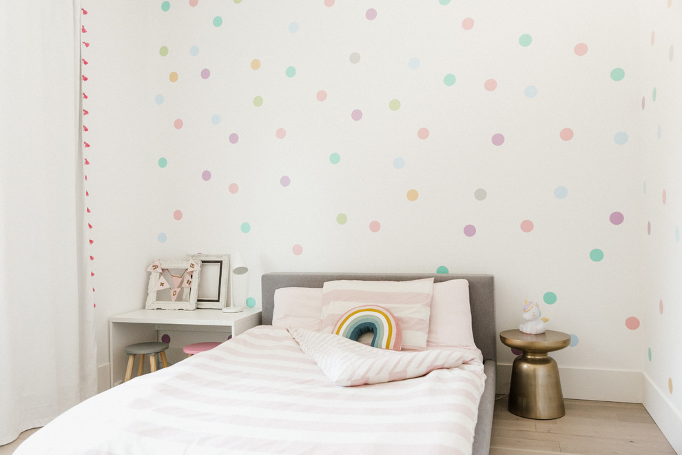 На фото: детская в современном стиле с спальным местом, белыми стенами, светлым паркетным полом и бежевым полом с