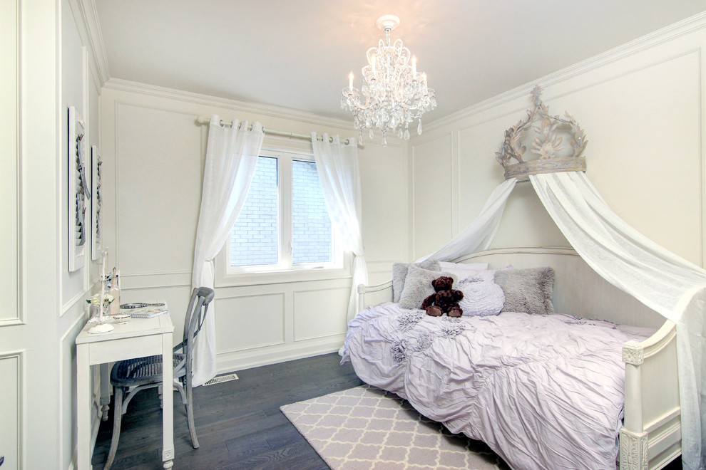 Imagen de dormitorio infantil de 4 a 10 años clásico renovado de tamaño medio con paredes grises y suelo de madera en tonos medios