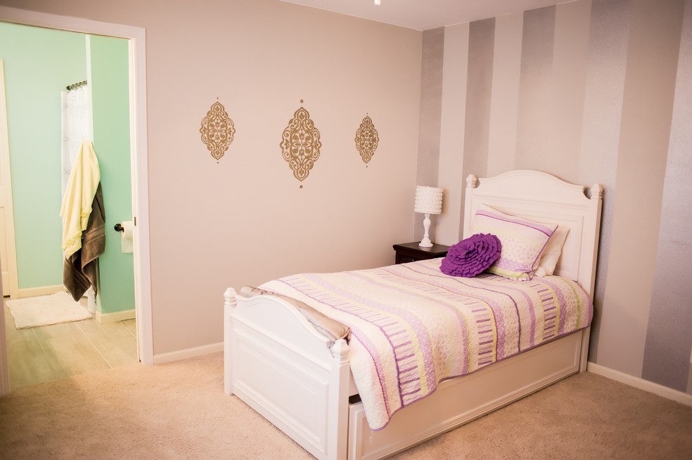Foto på ett mellanstort eklektiskt flickrum för 4-10-åringar och kombinerat med sovrum, med heltäckningsmatta och rosa väggar