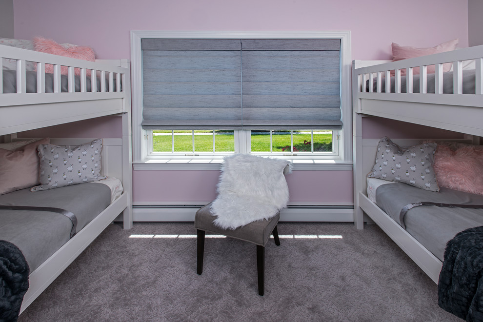 Klassisches Mädchenzimmer mit Schlafplatz, rosa Wandfarbe, Teppichboden und grauem Boden in Philadelphia