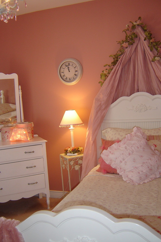 Exempel på ett klassiskt flickrum kombinerat med sovrum och för 4-10-åringar, med rosa väggar