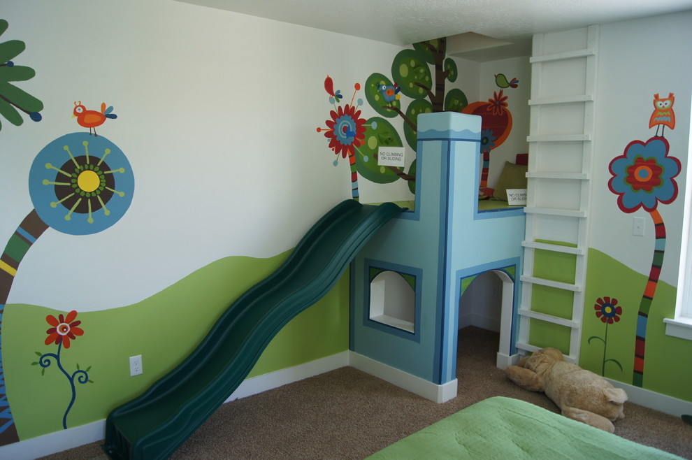 Immagine di una cameretta per bambini da 4 a 10 anni boho chic di medie dimensioni con pareti multicolore e moquette
