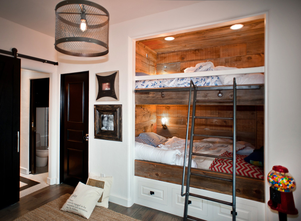 Exemple d'une chambre d'enfant industrielle de taille moyenne avec un mur blanc et parquet foncé.