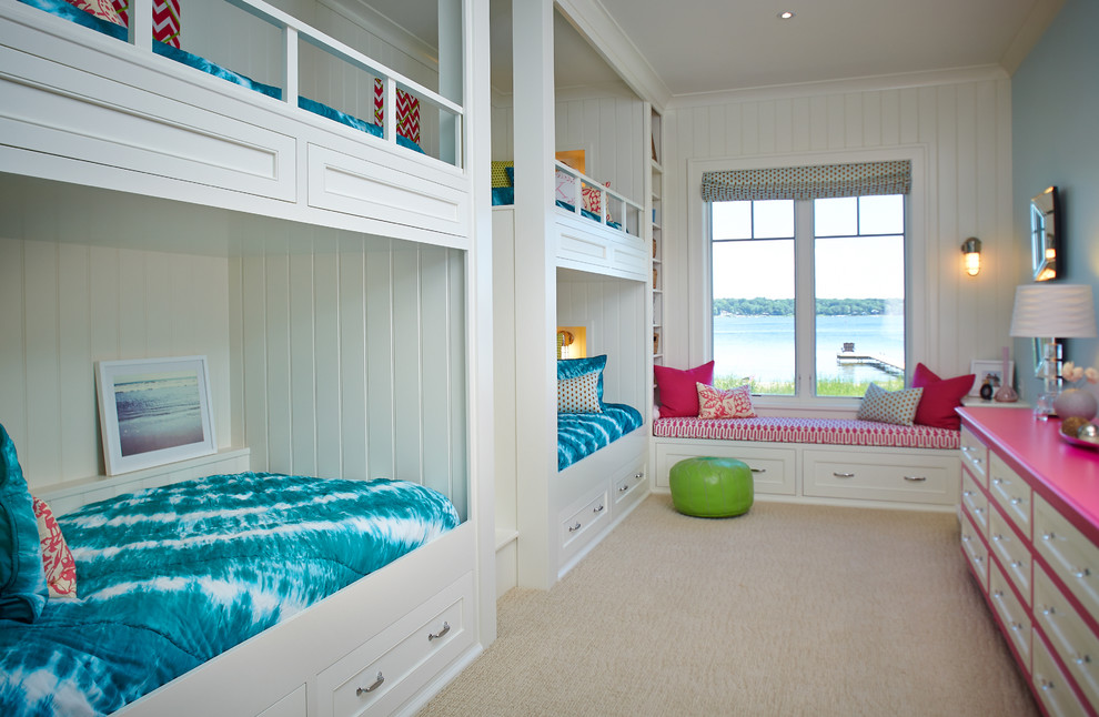Imagen de dormitorio infantil de 4 a 10 años costero con paredes blancas y moqueta