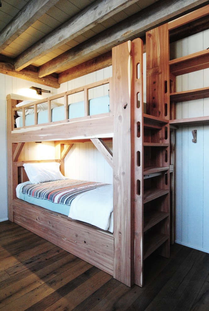 Bild på ett rustikt könsneutralt barnrum kombinerat med sovrum och för 4-10-åringar, med vita väggar och mörkt trägolv