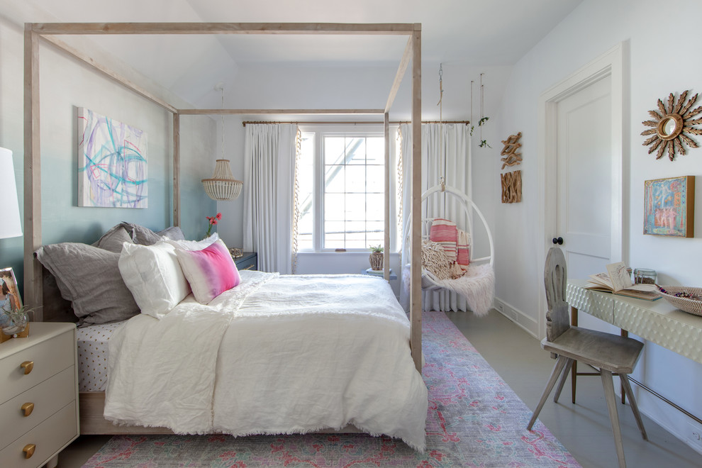 Modernes Jugendzimmer mit Schlafplatz, blauer Wandfarbe, gebeiztem Holzboden und weißem Boden in Charlotte
