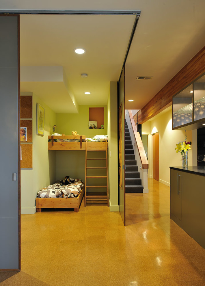 Idéer för att renovera ett litet funkis barnrum kombinerat med sovrum, med korkgolv
