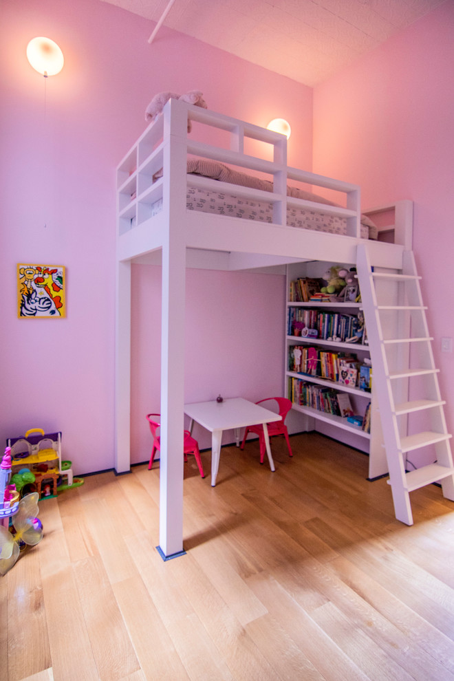 Idee per una grande cameretta per bambini industriale con pareti rosa, parquet chiaro e pavimento marrone