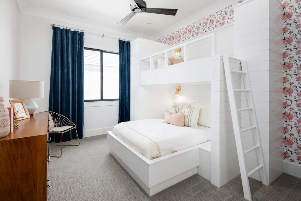 Idée de décoration pour une chambre d'enfant tradition de taille moyenne avec un mur multicolore, moquette, un sol gris et un lit superposé.