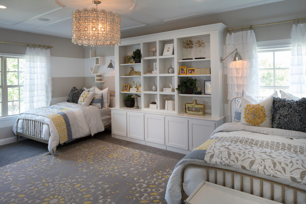 ダラスにあるトランジショナルスタイルのおしゃれな子供の寝室 (ベージュの壁、カーペット敷き、グレーの床) の写真