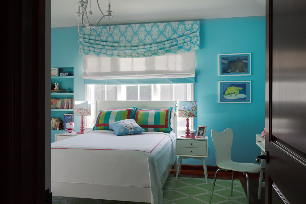 Imagen de dormitorio infantil de 4 a 10 años actual de tamaño medio con paredes azules, suelo de madera oscura y suelo marrón