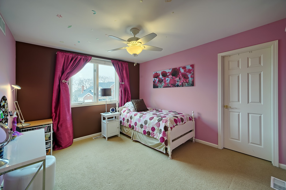 Ispirazione per una piccola cameretta per bambini da 4 a 10 anni tradizionale con pareti rosa e moquette