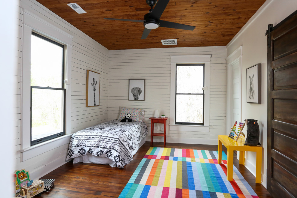 Klassisches Kinderzimmer mit Schlafplatz, weißer Wandfarbe, dunklem Holzboden und braunem Boden in Raleigh