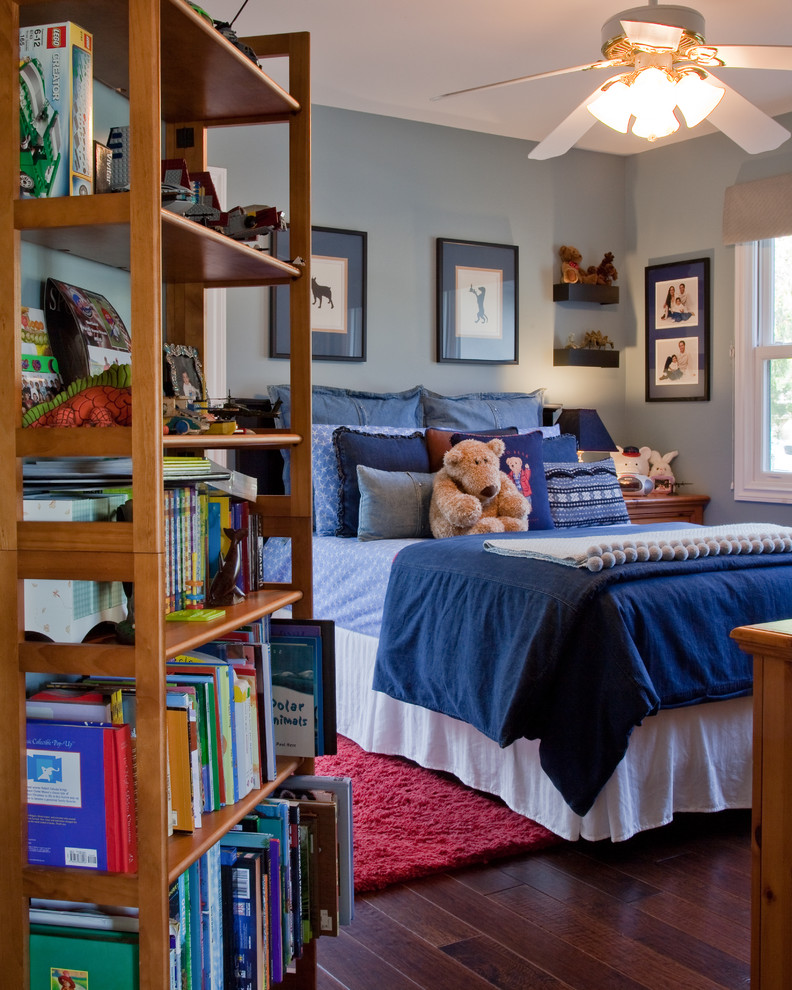 На фото: детская в классическом стиле с спальным местом, синими стенами и темным паркетным полом для ребенка от 4 до 10 лет, мальчика с