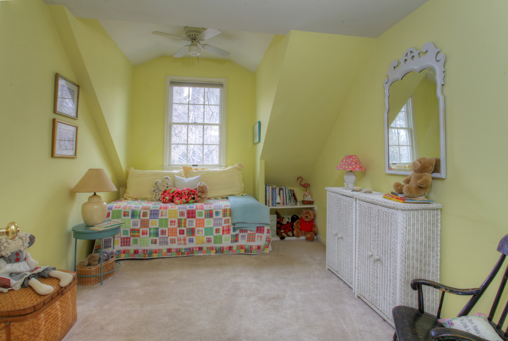 Idee per una cameretta per bambini da 4 a 10 anni tradizionale di medie dimensioni con moquette e pareti verdi