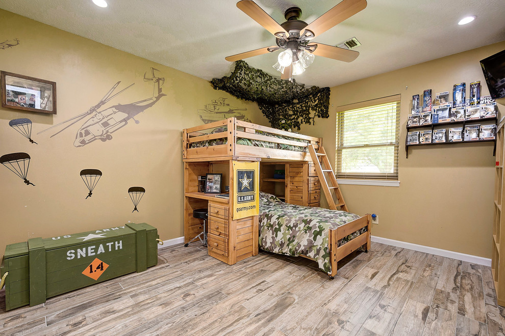 Idéer för ett mellanstort klassiskt pojkrum kombinerat med sovrum och för 4-10-åringar, med beige väggar, beiget golv och klinkergolv i porslin