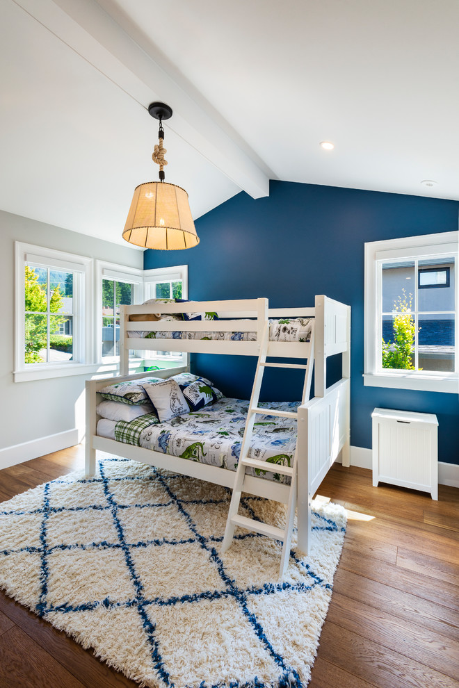 Foto de dormitorio infantil de 4 a 10 años clásico renovado con paredes azules y suelo de madera oscura