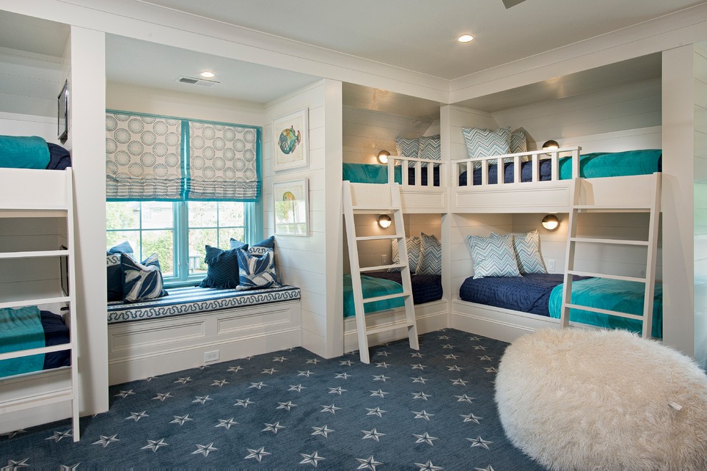 Neutrales Maritimes Kinderzimmer mit weißer Wandfarbe, Teppichboden und blauem Boden