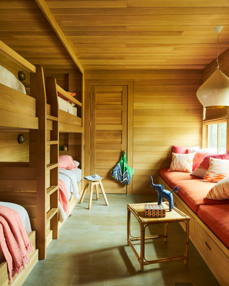 Exempel på ett maritimt könsneutralt barnrum kombinerat med sovrum, med bruna väggar och grönt golv