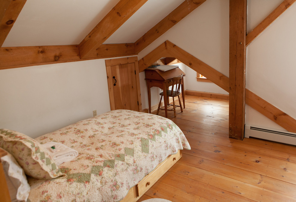 Réalisation d'une petite chambre d'enfant champêtre avec un mur blanc et un sol en bois brun.