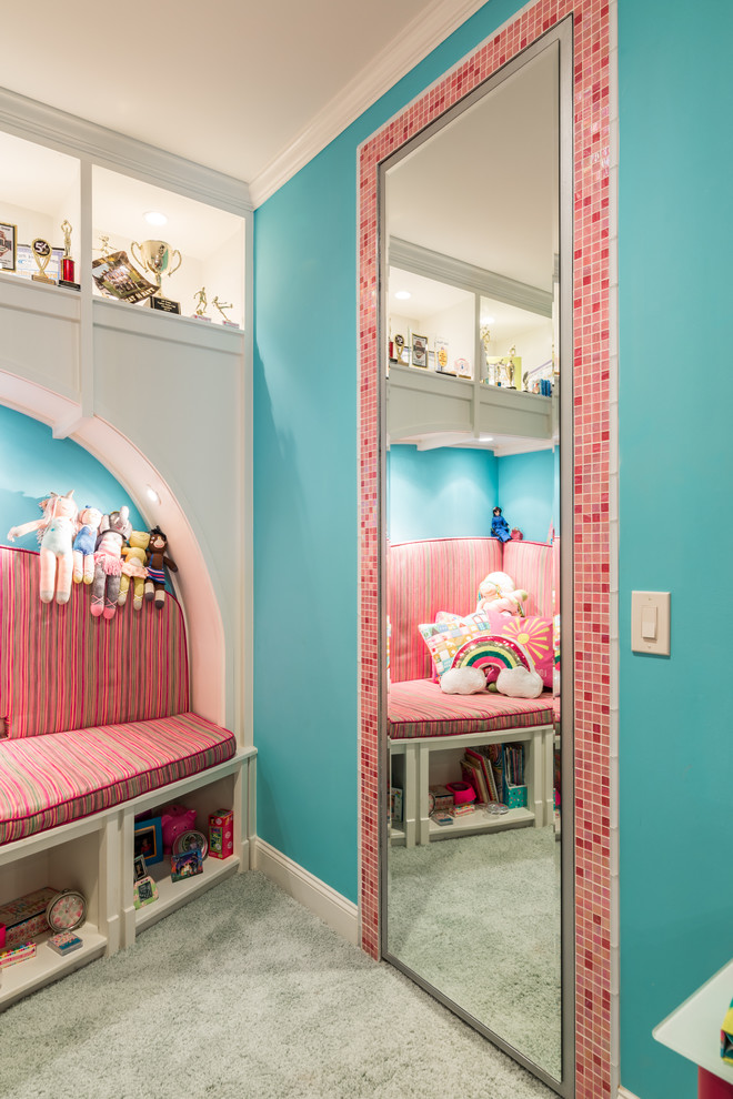 Idée de décoration pour une chambre d'enfant de 4 à 10 ans tradition de taille moyenne avec un mur rose, moquette et un sol beige.