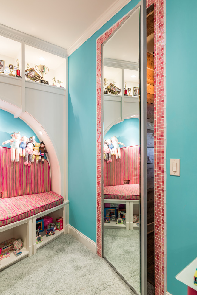 Inredning av ett klassiskt mellanstort flickrum kombinerat med sovrum och för 4-10-åringar, med rosa väggar, heltäckningsmatta och beiget golv