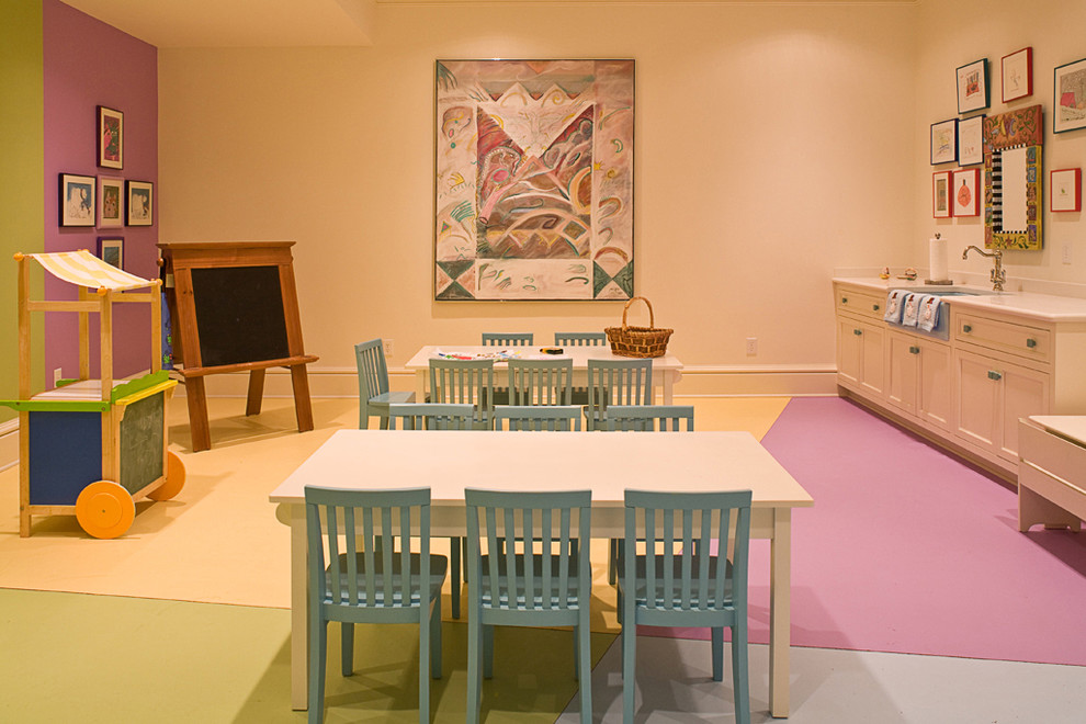 Klassisk inredning av ett könsneutralt småbarnsrum kombinerat med skrivbord, med flerfärgade väggar
