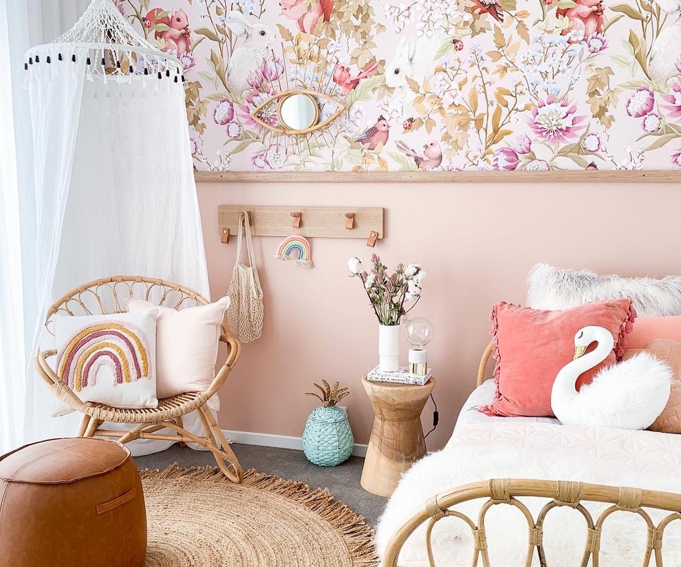 Diseño de dormitorio infantil de 4 a 10 años costero con paredes rosas, moqueta y suelo gris