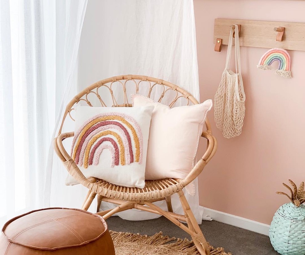 Exemple d'une chambre de fille de 4 à 10 ans bord de mer avec un mur rose, moquette et un sol gris.