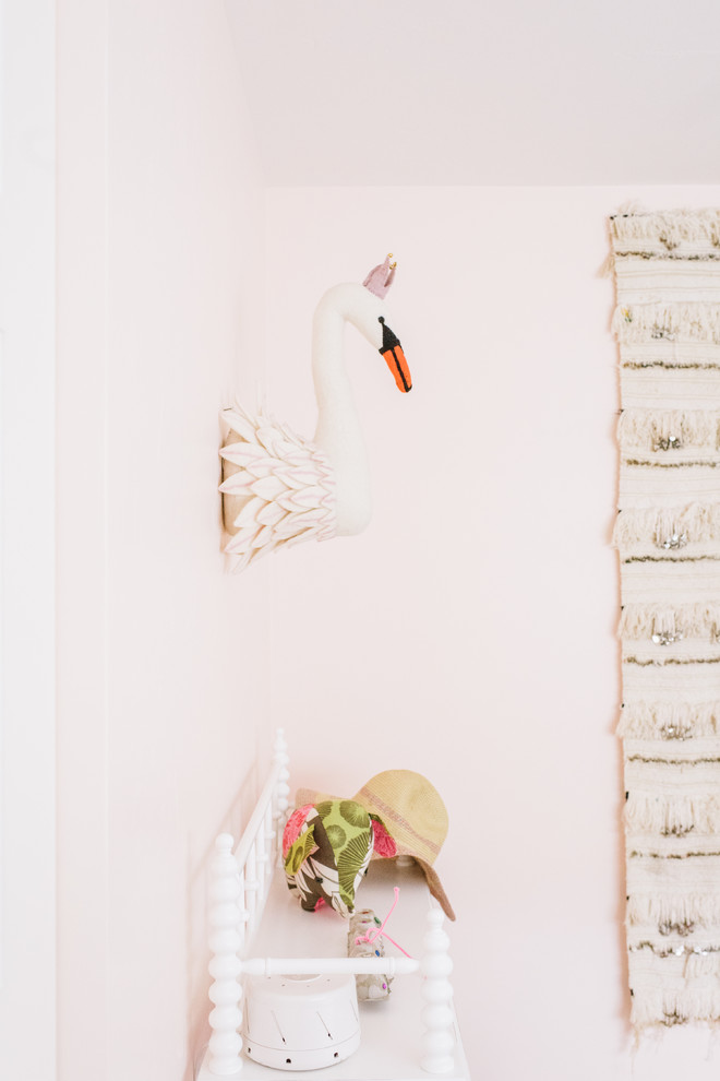 他の地域にあるお手頃価格の小さなエクレクティックスタイルのおしゃれな子供部屋 (ピンクの壁、無垢フローリング、児童向け) の写真