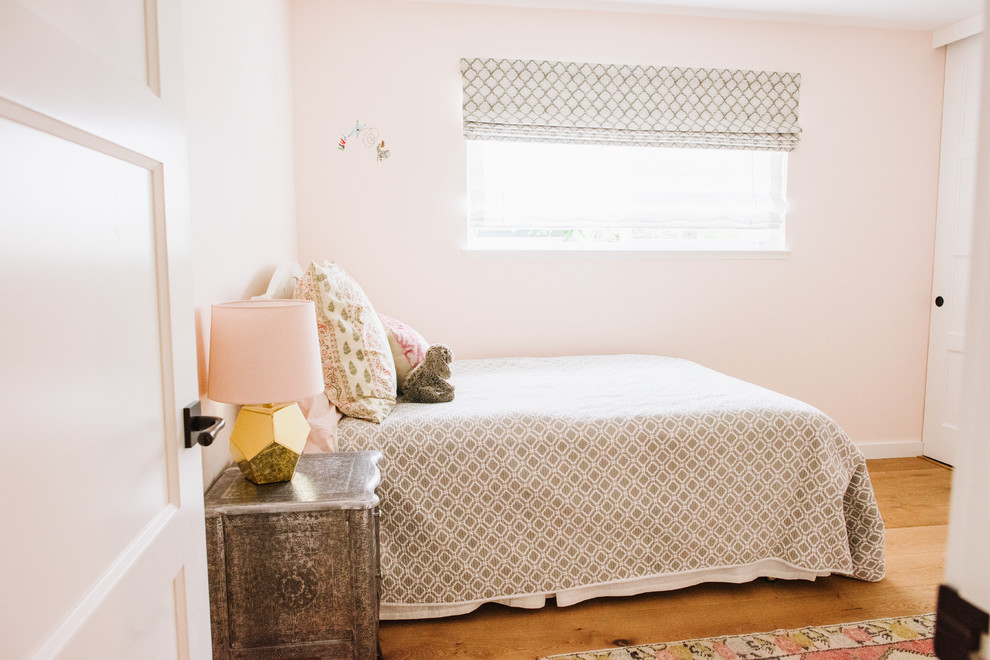 На фото: маленькая детская в стиле фьюжн с спальным местом, розовыми стенами и паркетным полом среднего тона для на участке и в саду, ребенка от 4 до 10 лет, девочки