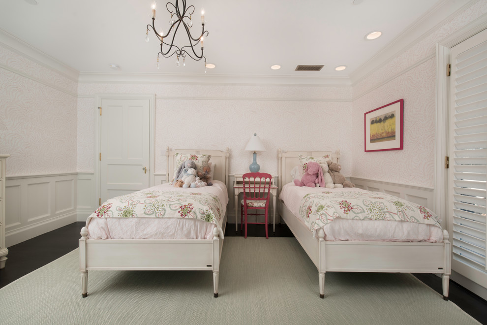Aménagement d'une chambre d'enfant classique avec un mur rose, parquet foncé et un sol marron.